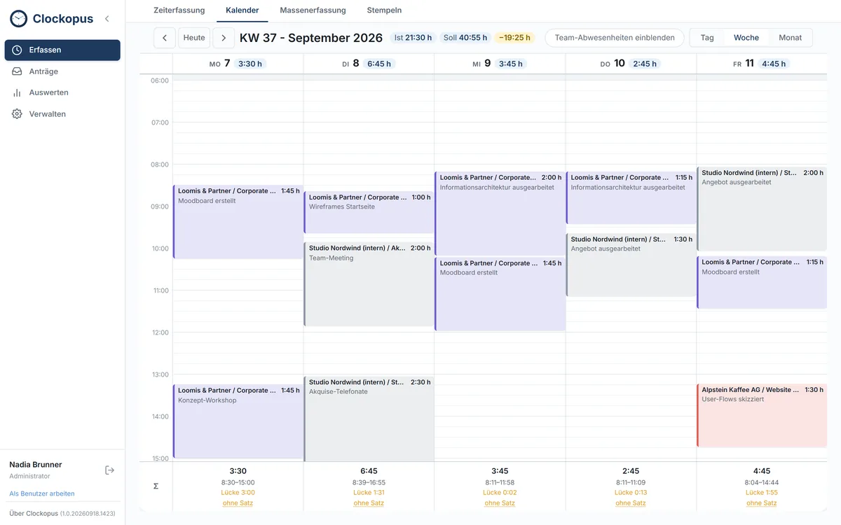 Wochenkalender in Clockopus mit farbigen Zeitblöcken je Kunde, Tagessummen und der Soll-Ist-Anzeige der Woche.